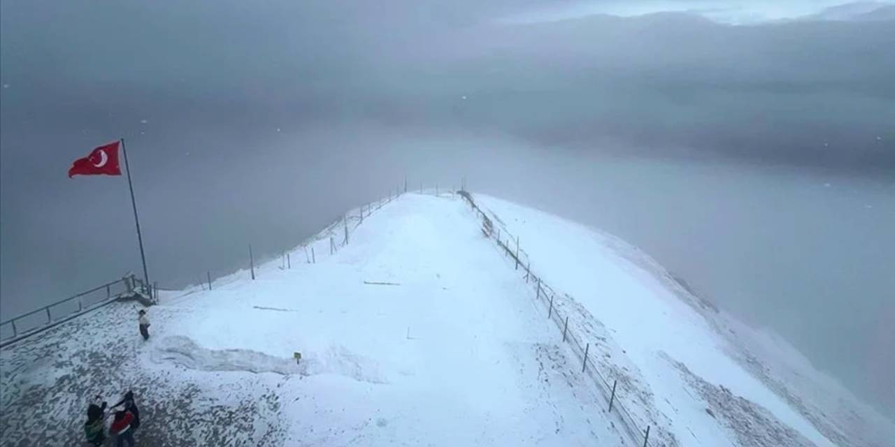 Bu nasıl 1 Mayıs? Antalya'ya lapa lapa kar yağdı