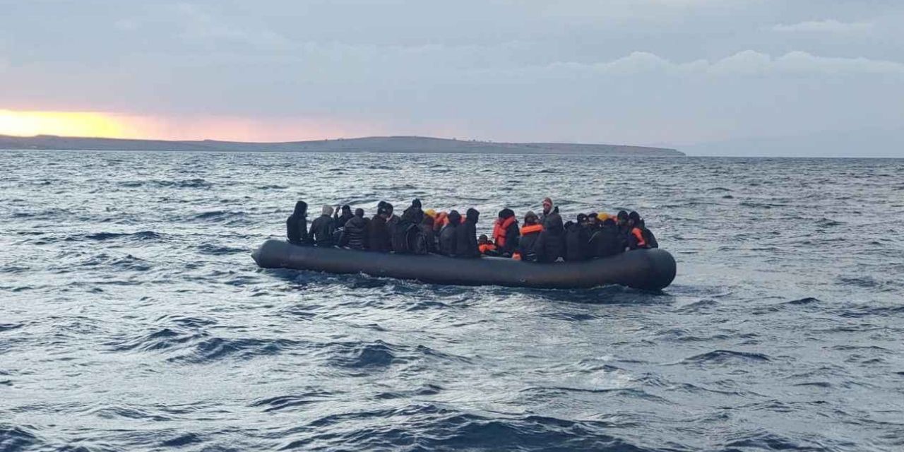 Ege'de tehlikeli yolculuk durduruldu! Marmaris'te 12 kişi yakalandı
