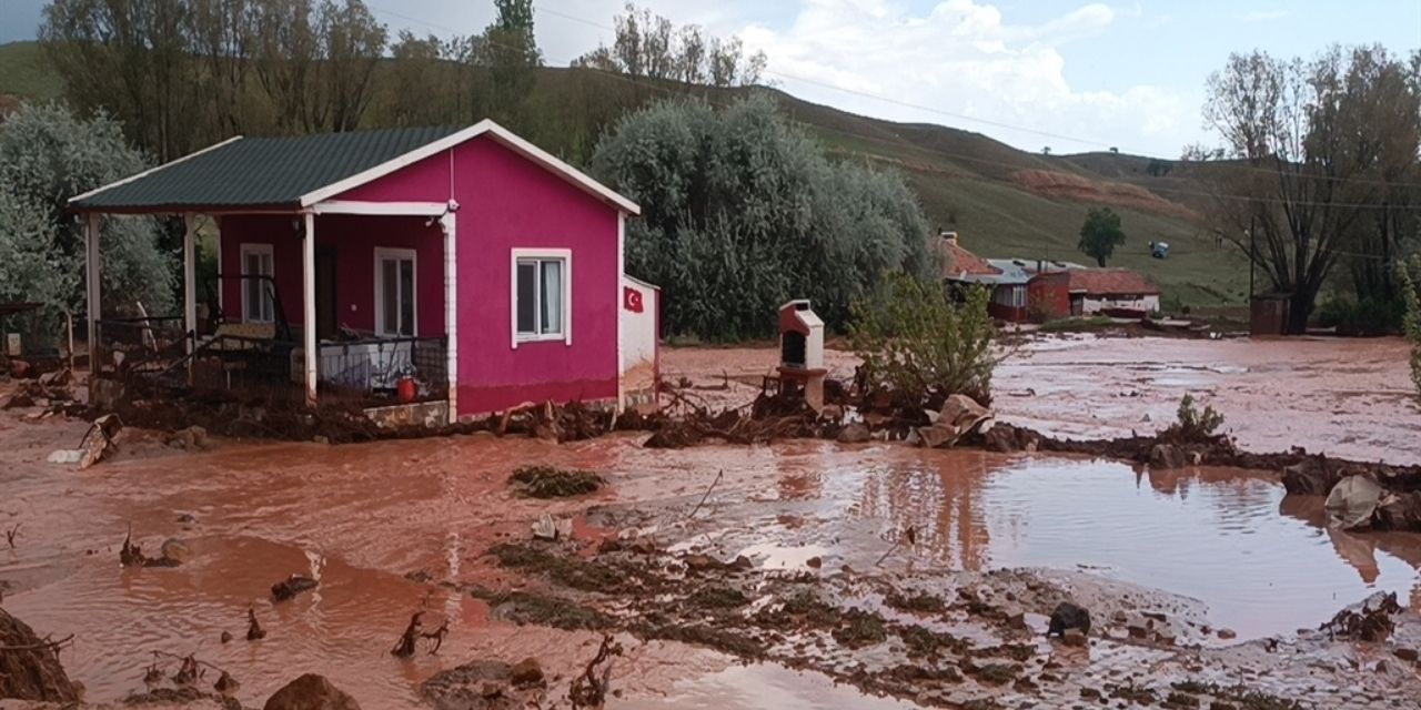 Kırıkkale’de sağanak felakete yol açtı: Evler suyla doldu, tren seferleri durduruldu