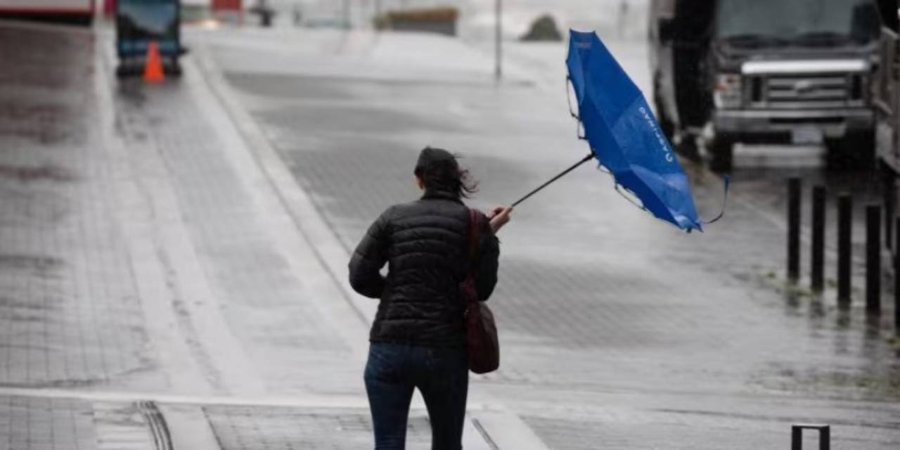 Fırtına şiddetini artırdı: Sitenin çatısı uçtu