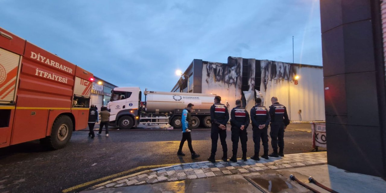Diyarbakır'da oto sanayi yangını: İtfaiye eri fenalaştı