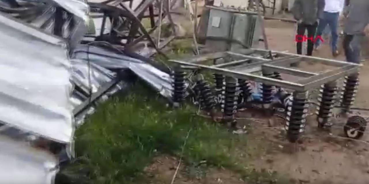 Fırtınada apartman çatısı uçtu: Elektrik direği yıkıldı