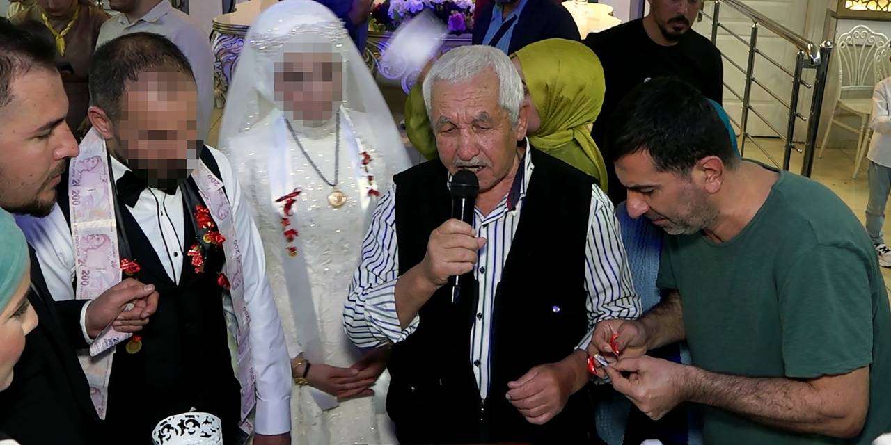 Davetli gibi düğüne gitti: Takıları sayar gibi yapıp cebe indirdi!