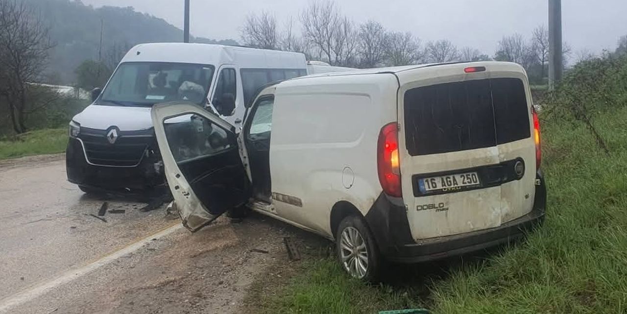 İşçi servisi ile ticari araç çarpıştı: 13 yaralı