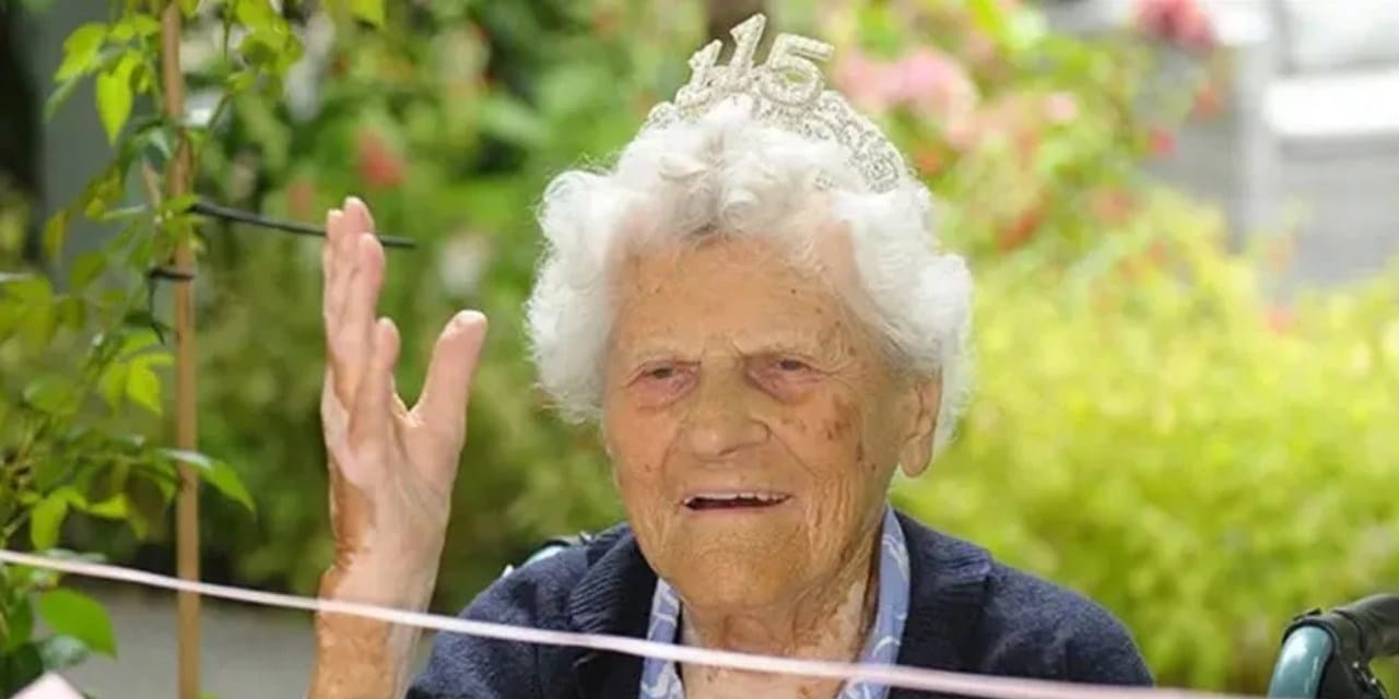 Dünyanın en yaşlı insanı uzun yaşamanın sırrını açıkladı! İlgiyi görünce de 'Ne bu tantana' dedi