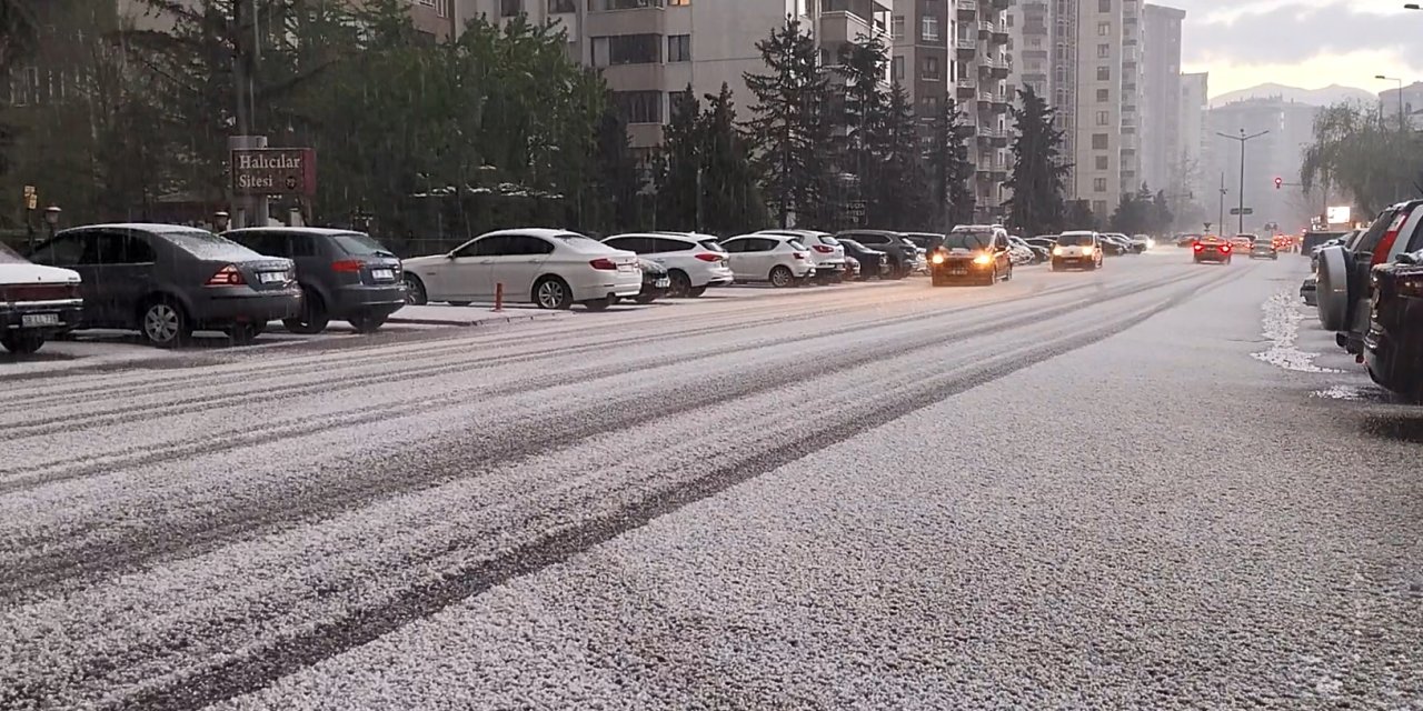 Kayseri'de dolu kenti bembeyaz yaptı
