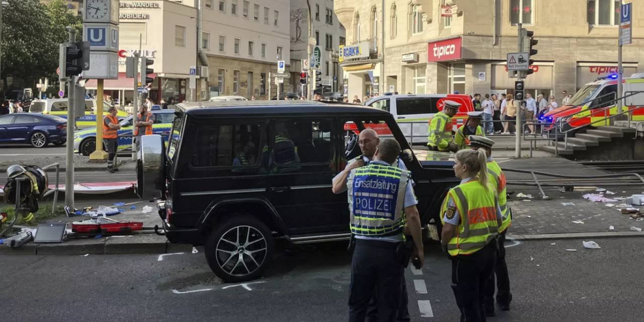 Almanya'da bir araç kalabalığın arasına daldı