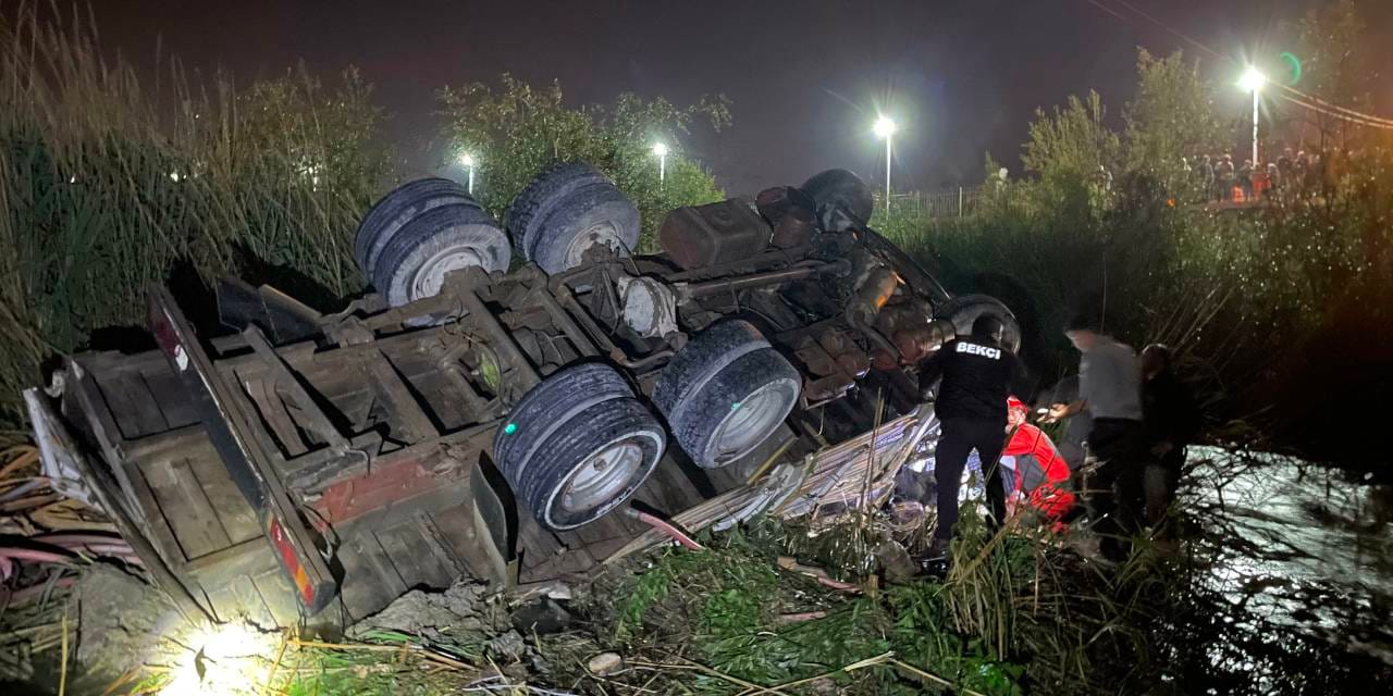Seydikemer'de kamyon köprüden çaya düştü