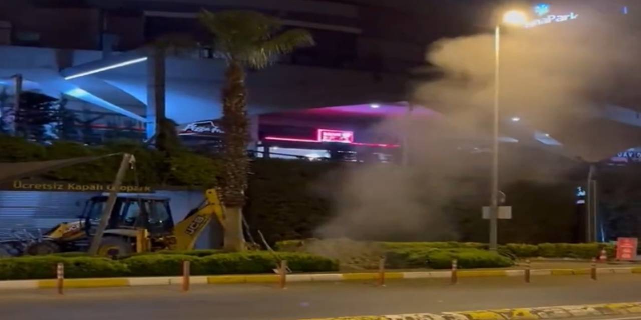 Küçükçekmece'de, kazı çalışmasında doğalgaz boru hattı hasar gördü