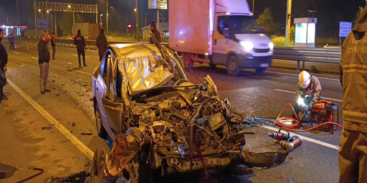 Bursa’da, çarptığı kamyonun altına giren otomobilin sürücüsü ağır yaralandı