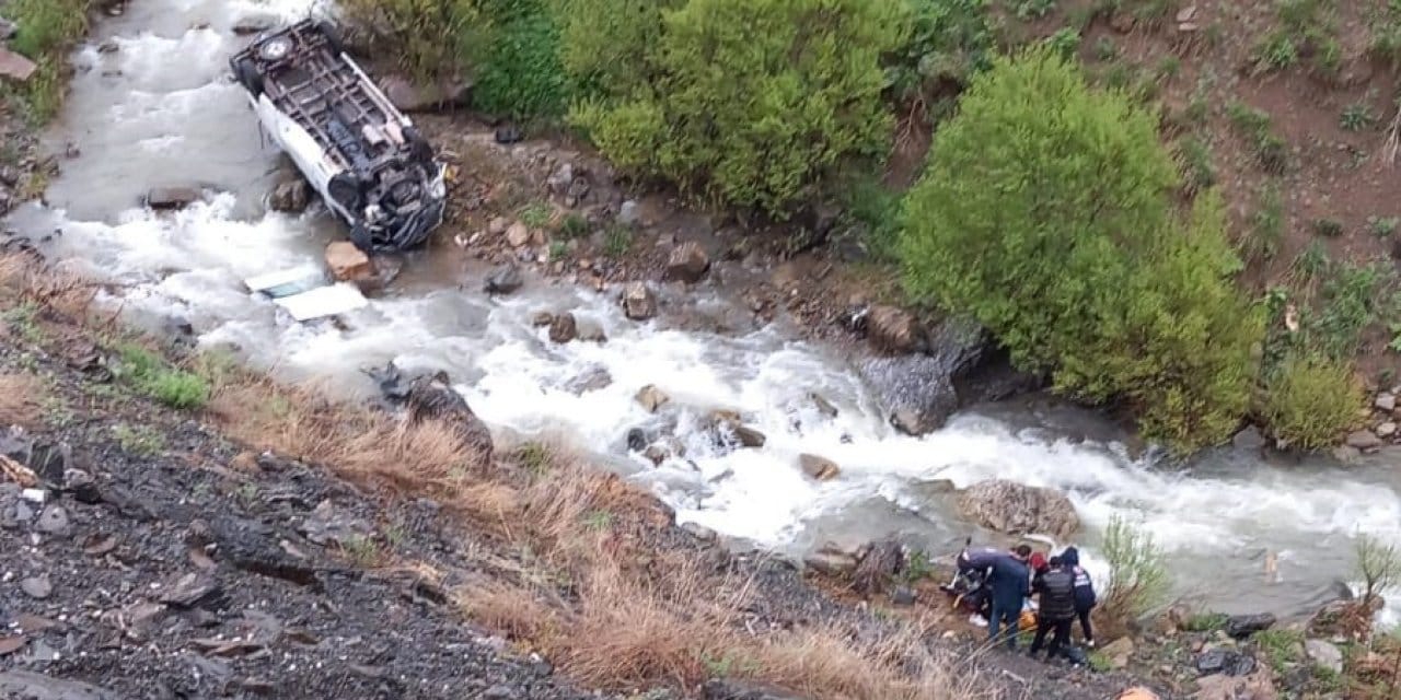 İşçi servisi dereye devrildi: 2 ölü 3 yaralı