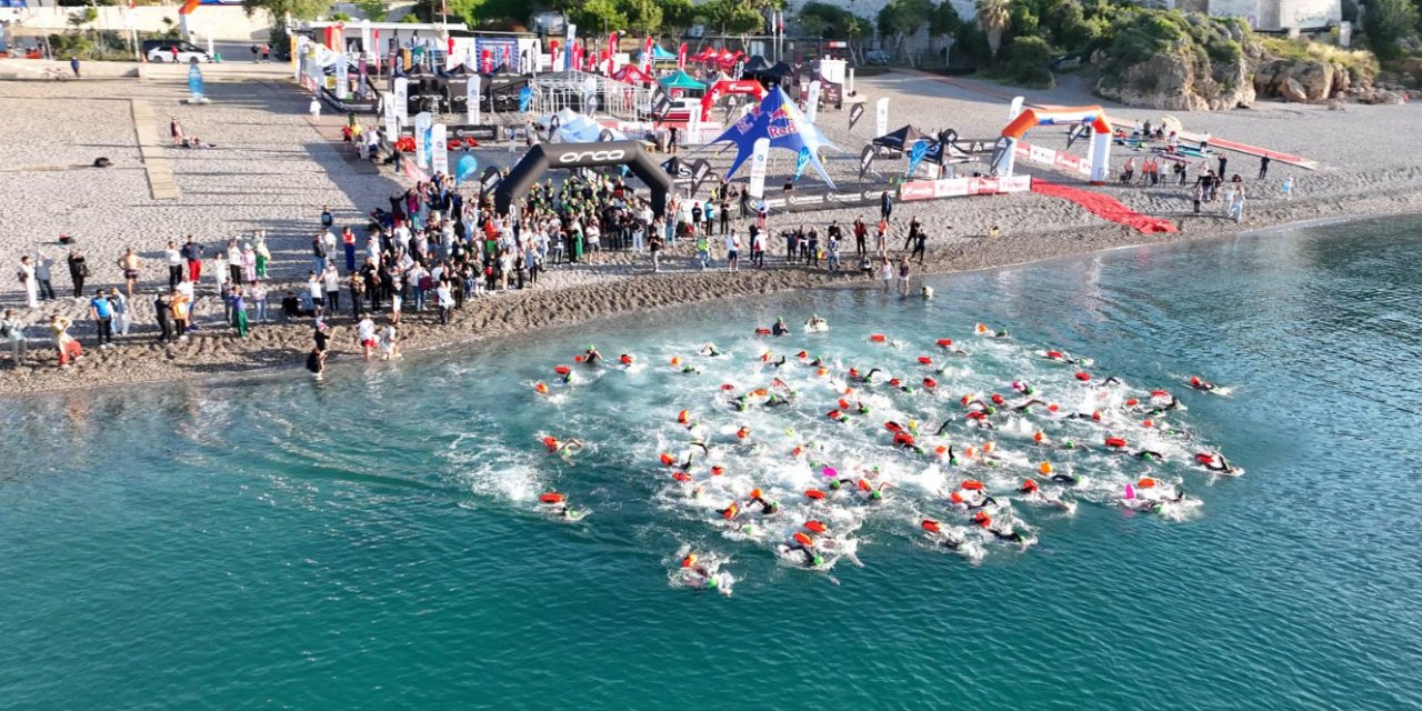 30 ülkeden sporcular Akdeniz'in sularında kulaç attı