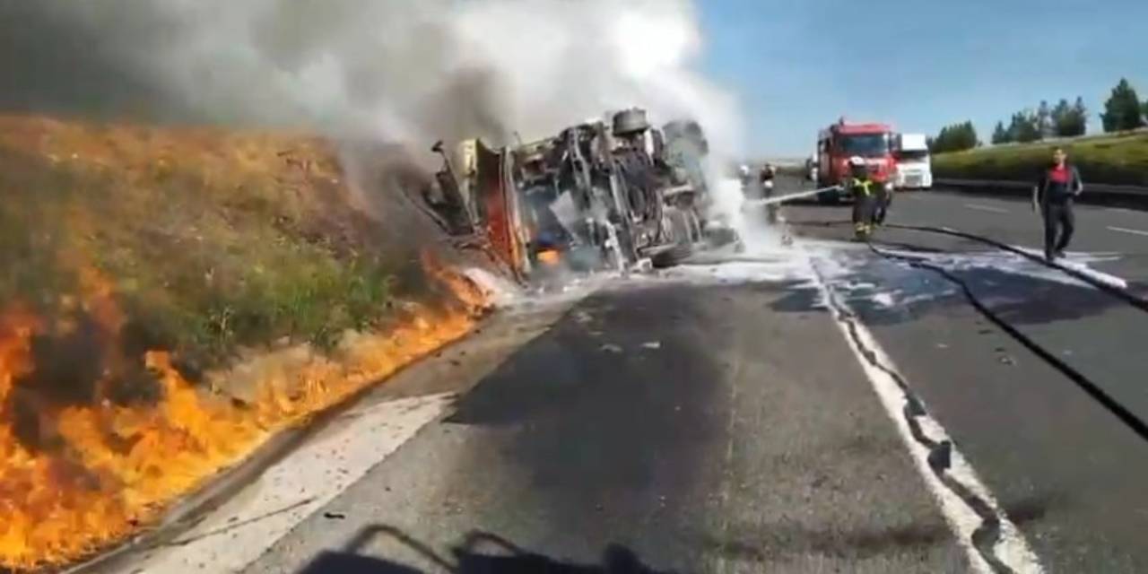 Akaryakıt yüklü tanker şarampole devrildi: Yangın korkuttu!
