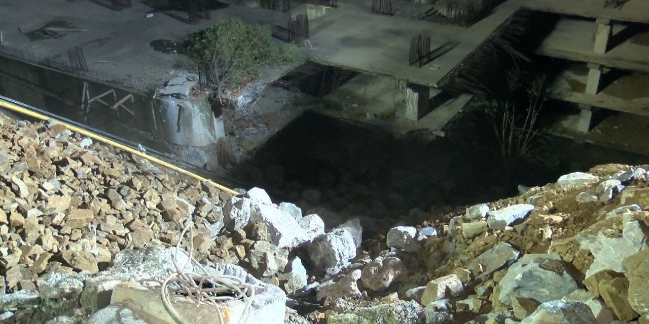 Sarıyer'de çöken yolun onarım çalışmaları sürüyor