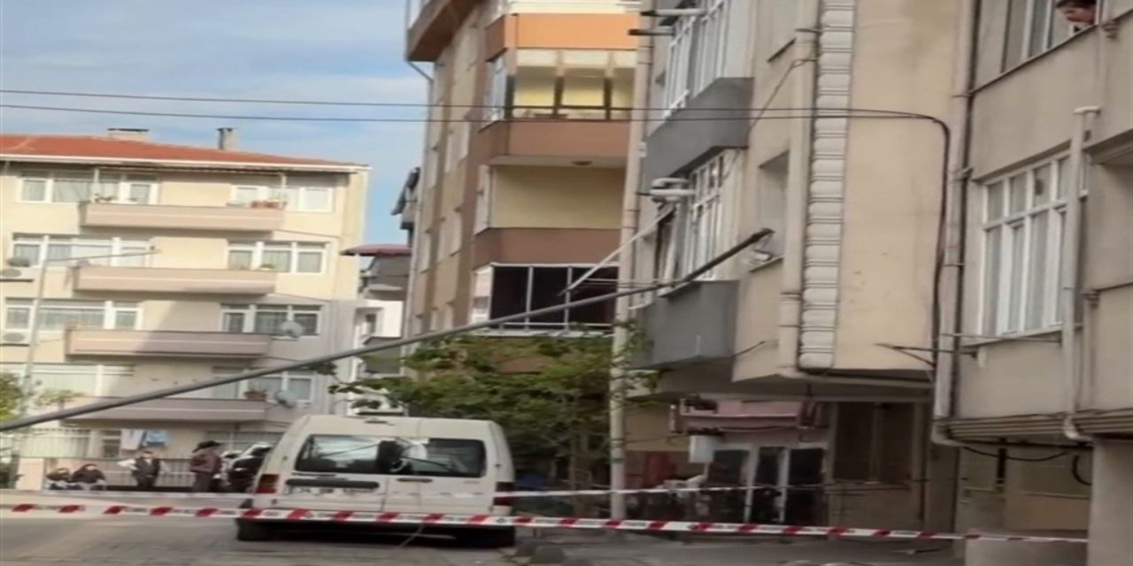 İşçi yaslandı, direk yıkıldı! Küçükçekmece’de facianın eşiğinden dönüldü