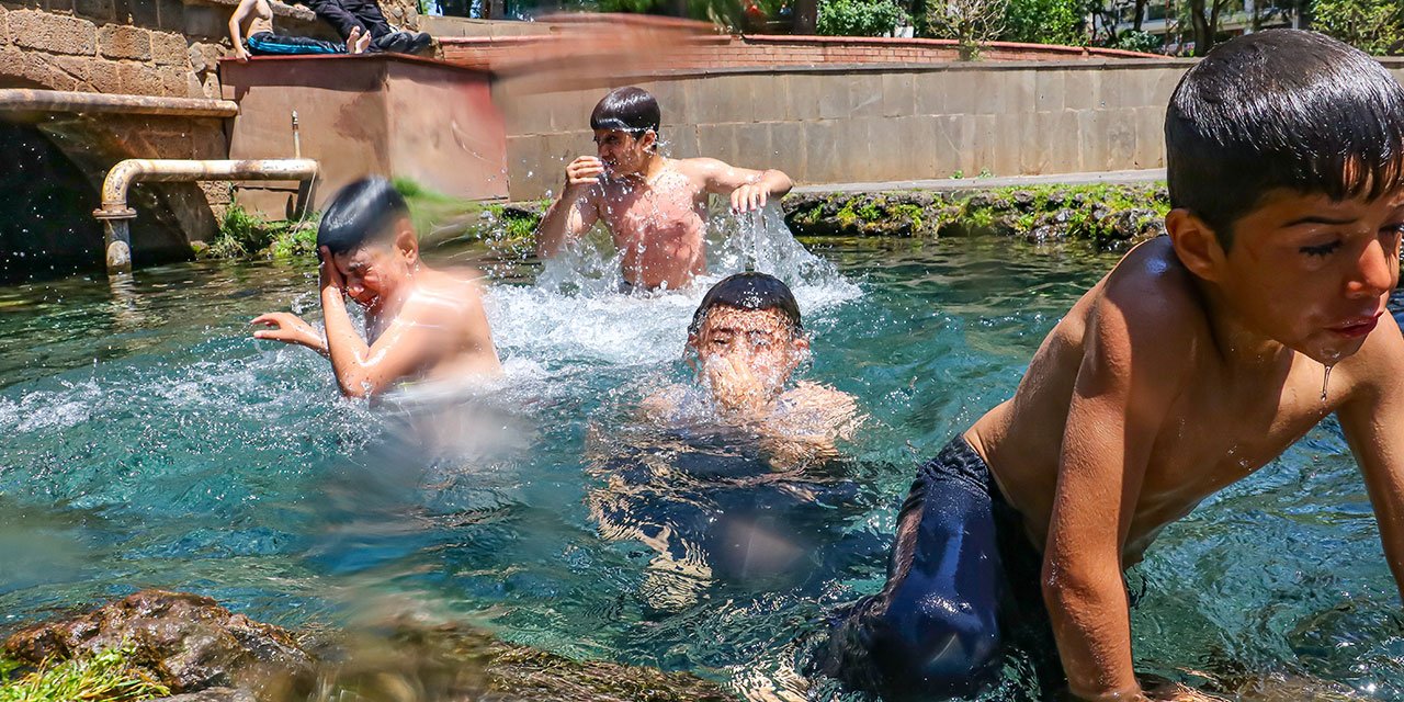 Diyarbakır’da çocukların tehlikeli eğlencesi başladı