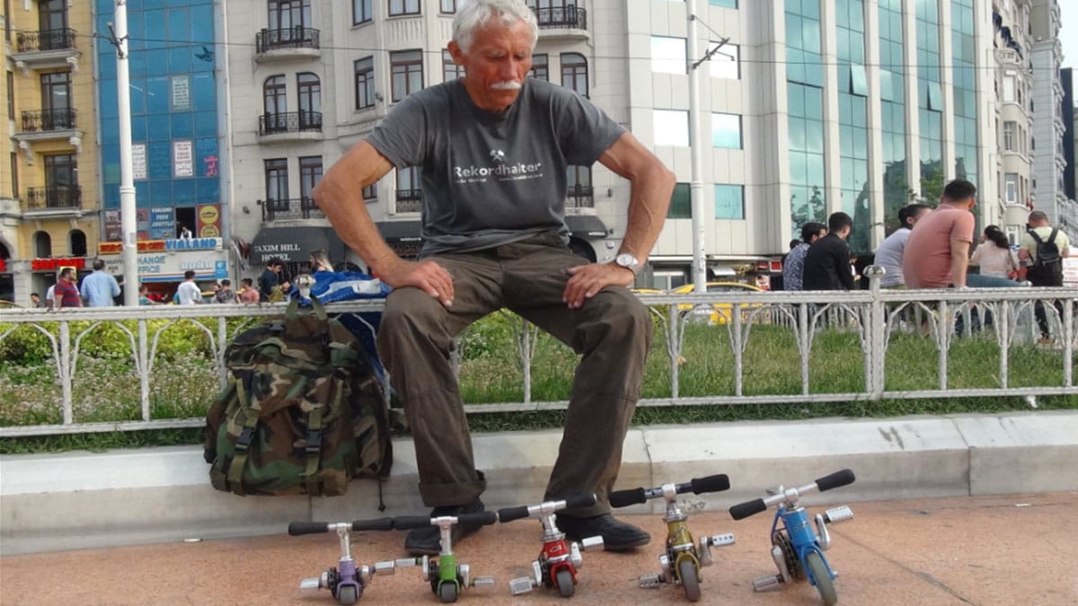 Rus turist 8.5 santimlik bisikletiyle ilgi odağı oldu
