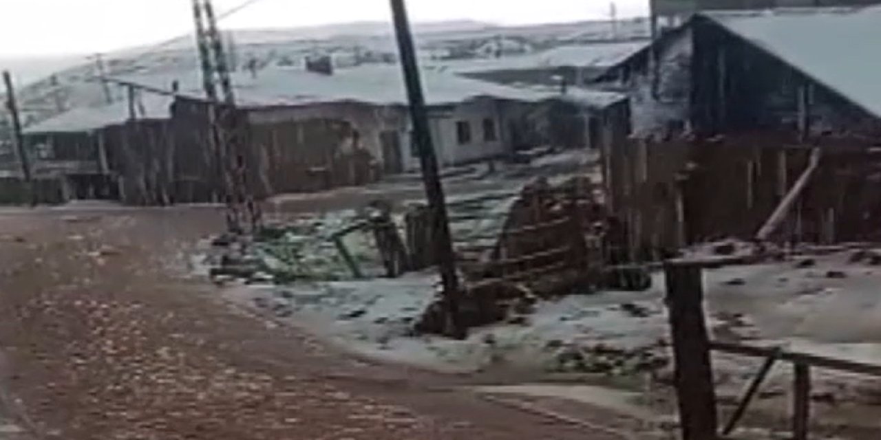 Sivas'ta sel: Köy merkezi sular altında kaldı