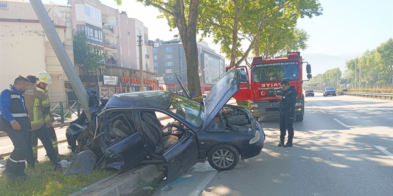 Otomobil direğe saplandı: 1’i ağır, 2 yaralı