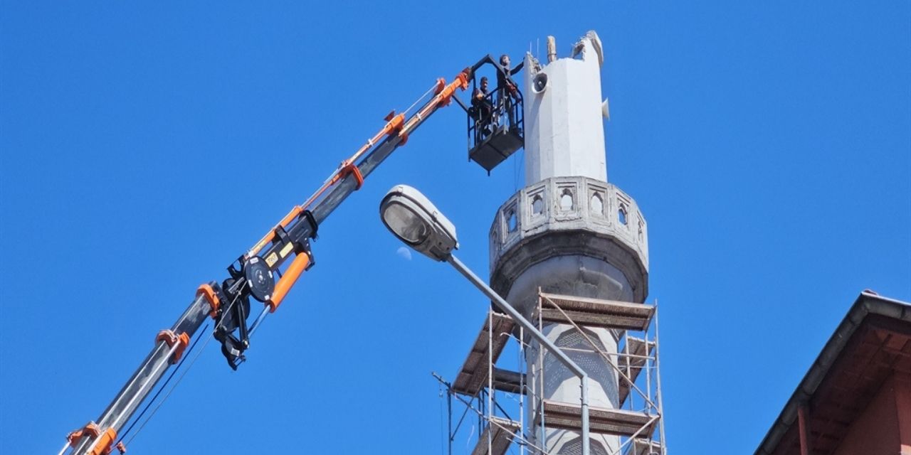 Zonguldak’ta caminin minaresi yıkılıyor