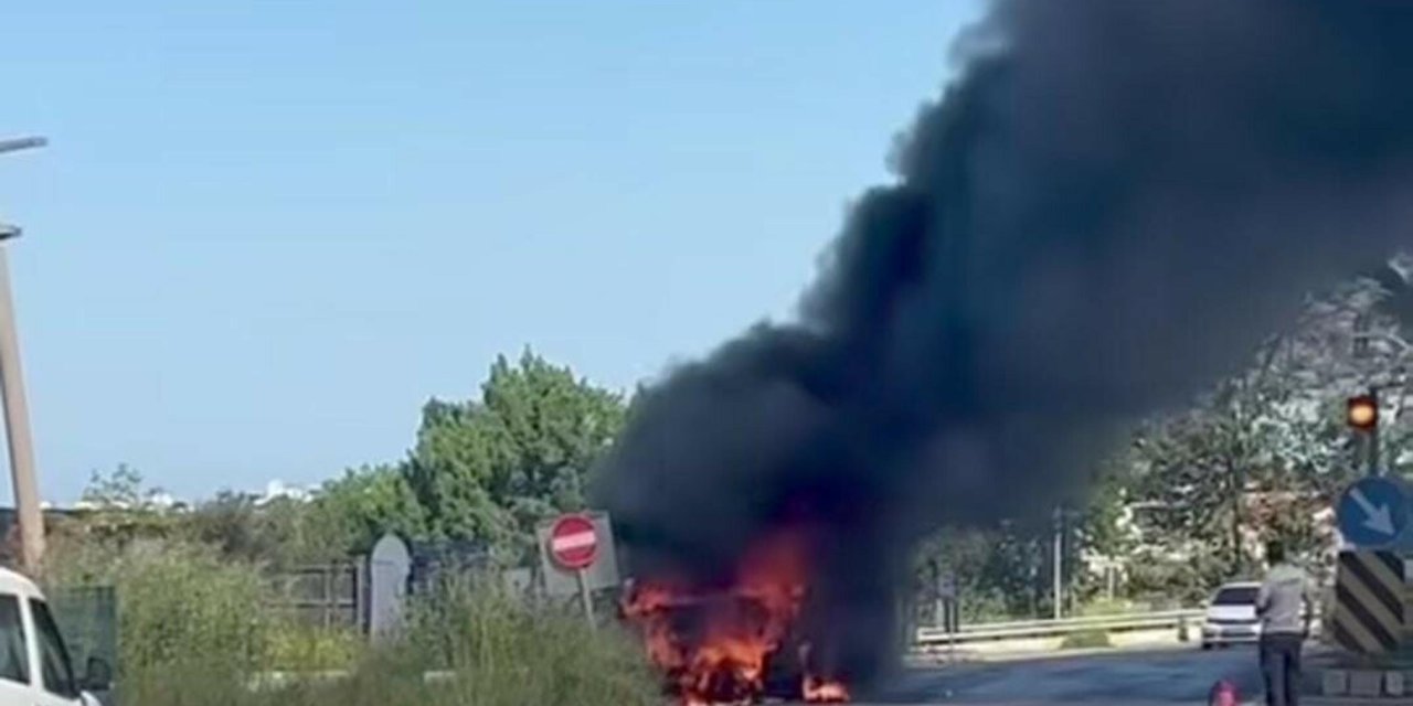 Aydın'da çarşaf yüklü kamyonet seyir halinde alev aldı