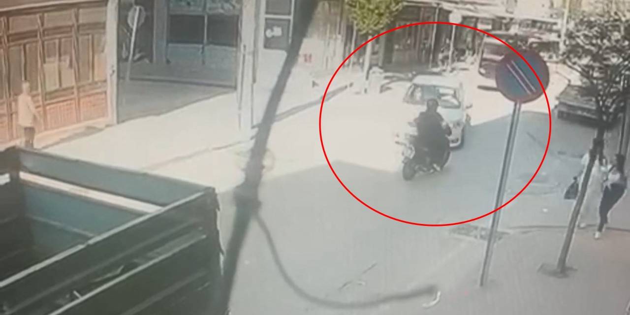 Otomobille çarpışan motosiklet sürücüsü yola savruldu