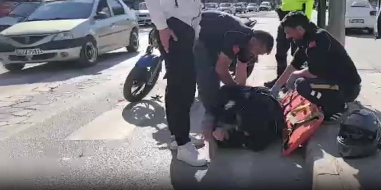 Yayaya yol vermek için duran araca motosiklet çarptı