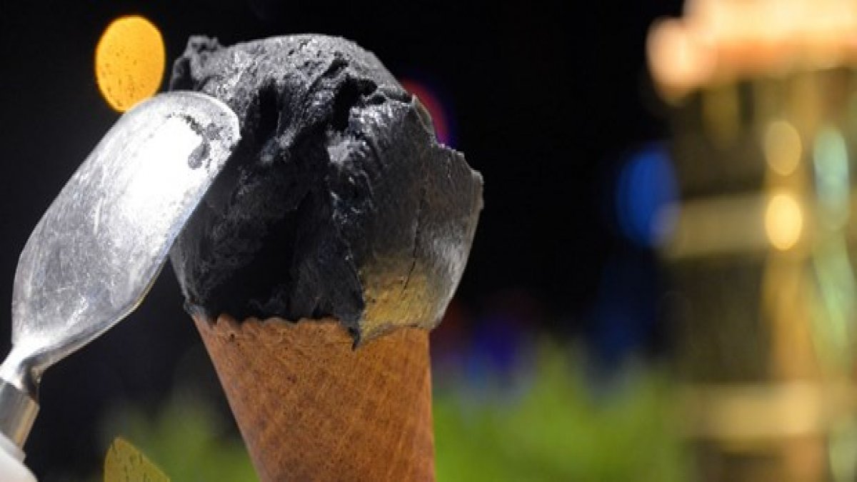 Kahramanmaraş'ta "siyah" dondurma üretildi 