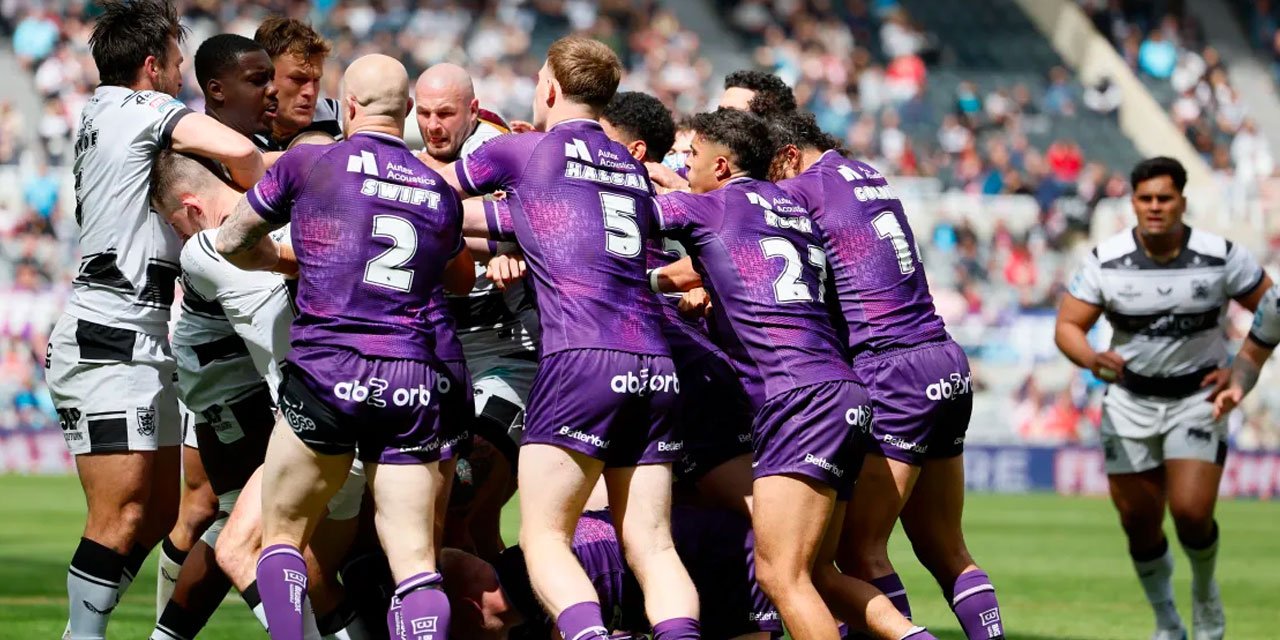 Böyle kavga görülmedi: Sahanın ortasında birbirlerine girdiler kimse ayıramadı