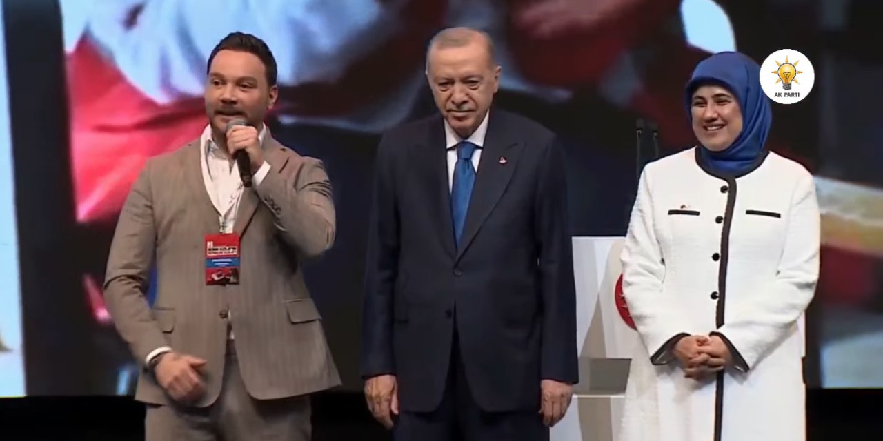 Sinan Akçıl, Erdoğan'ın elini öptükten sonra yanında şarkı söyledi