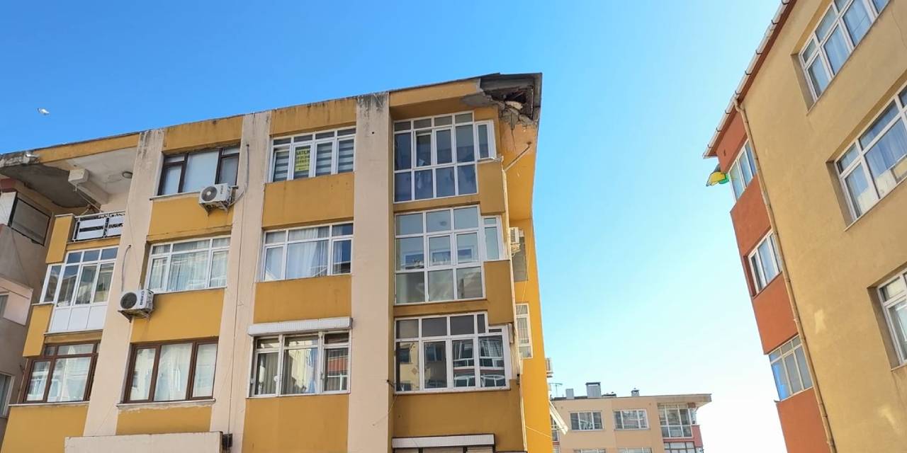 Avcılar'da 7 katlı binanın çatısı patır patır döküldü