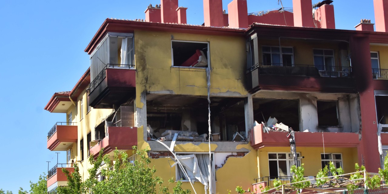 Kuş merakı ile komşularını çileden çıkartan adam evini patlattı