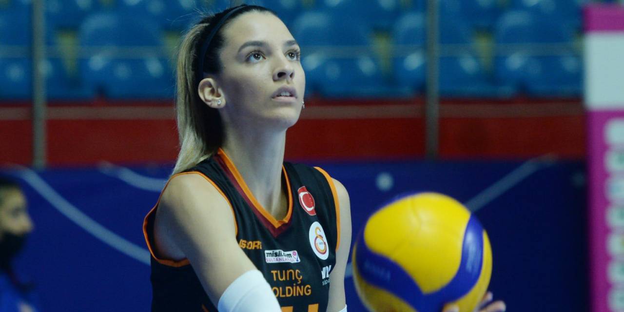 Milli takıma seçilen güzel voleybolcu sevgilisinin kollarına koştu