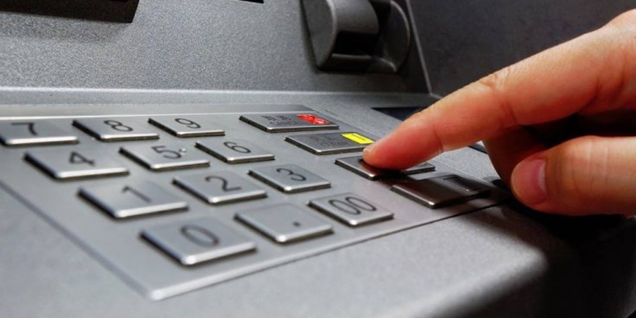 ATM'den para yatırmak isteyenler şaşkına döndü