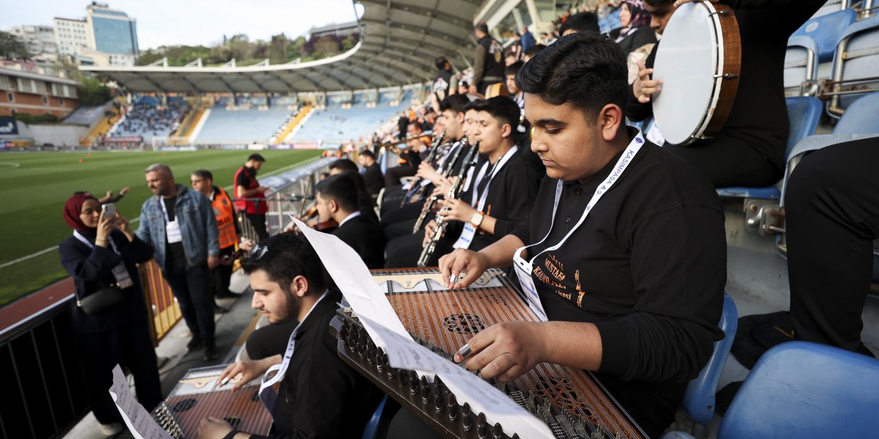 Süper Lig maçı öncesi tribünde fasıl yaptılar