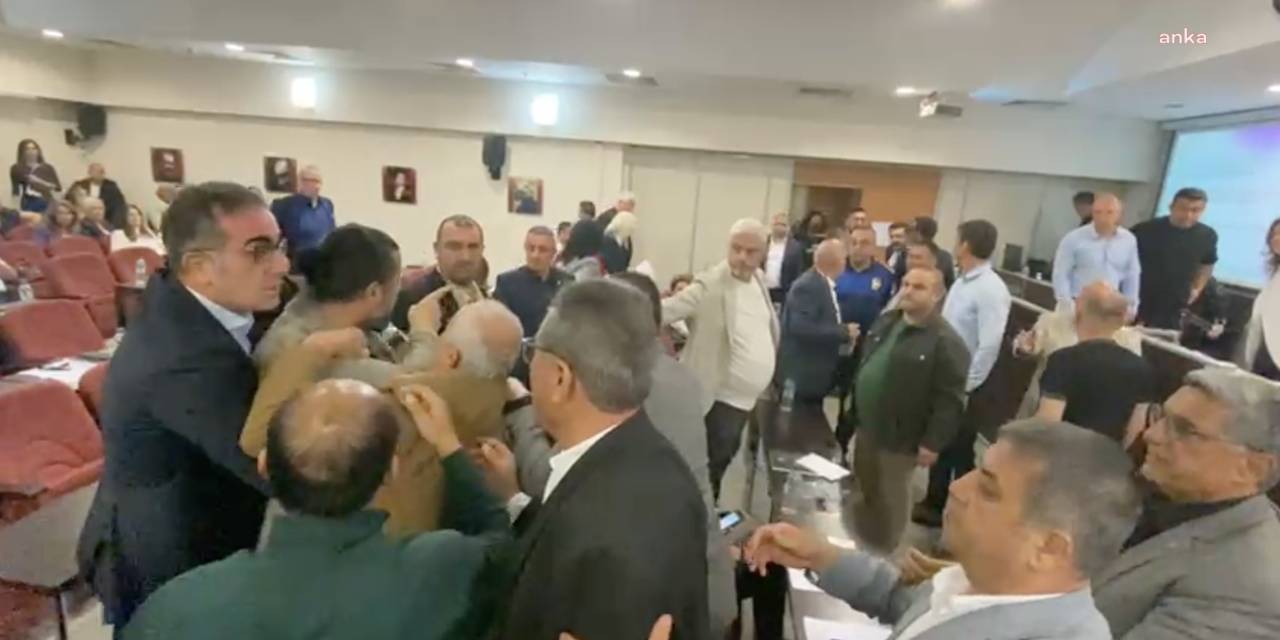 İzmir'de AKP'li meclis üyesi “Ağzını yüzünü dağıtırım” diyerek kürsüye yürüdü!