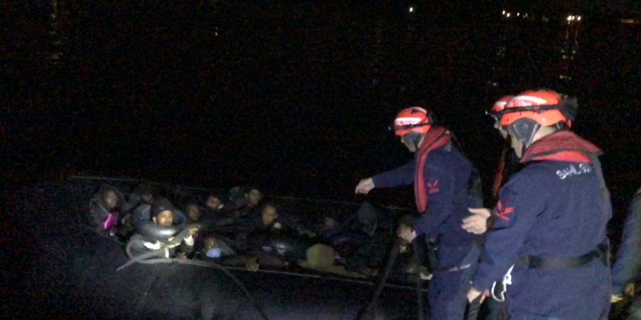 İzmir açıklarında 48 düzensiz göçmen yakalandı