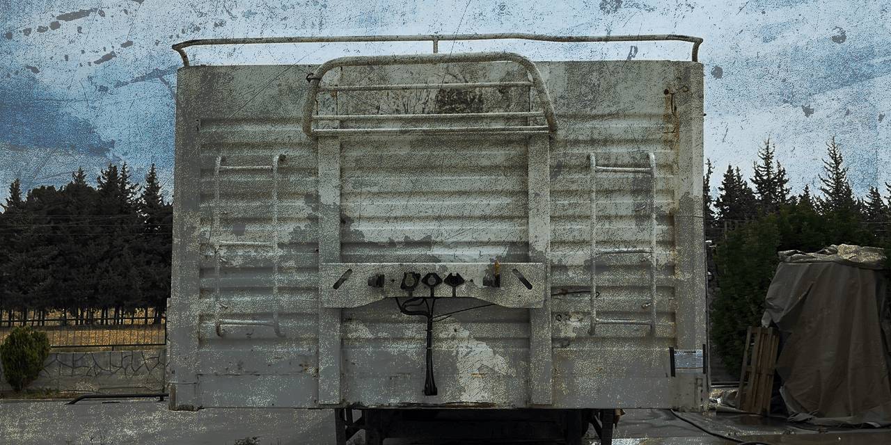 Tır dorsesinden 42 göçmen çıktı