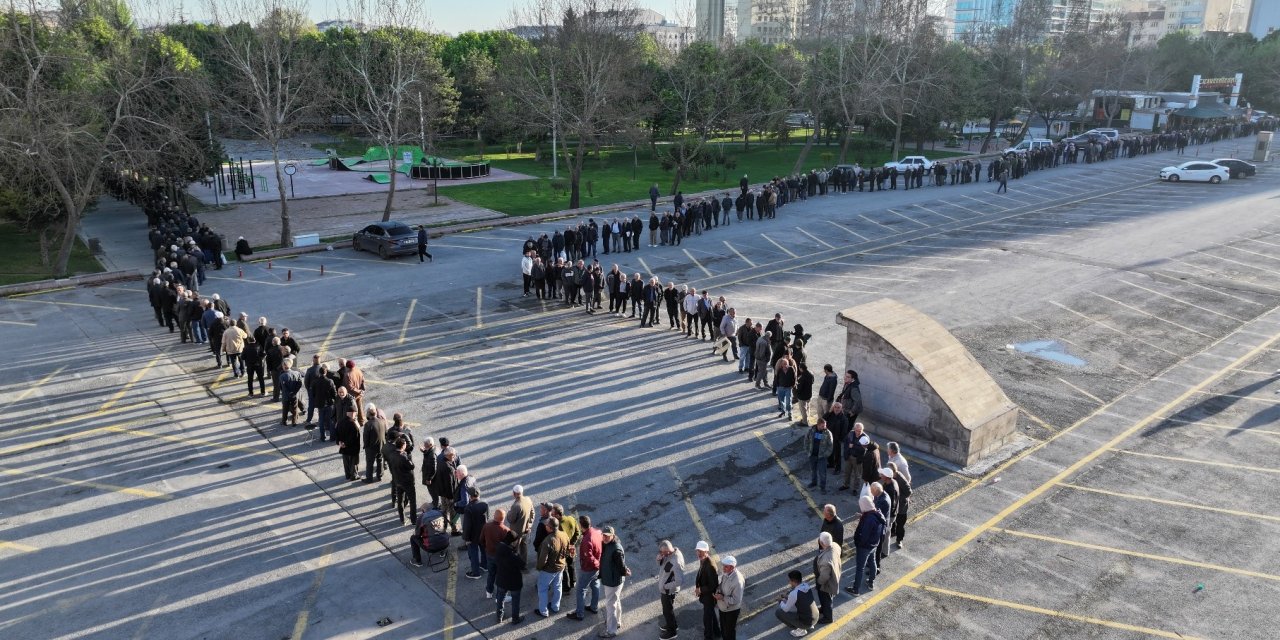Kayseri'de duyan koştu: Metrelerce kuyruk oluştu