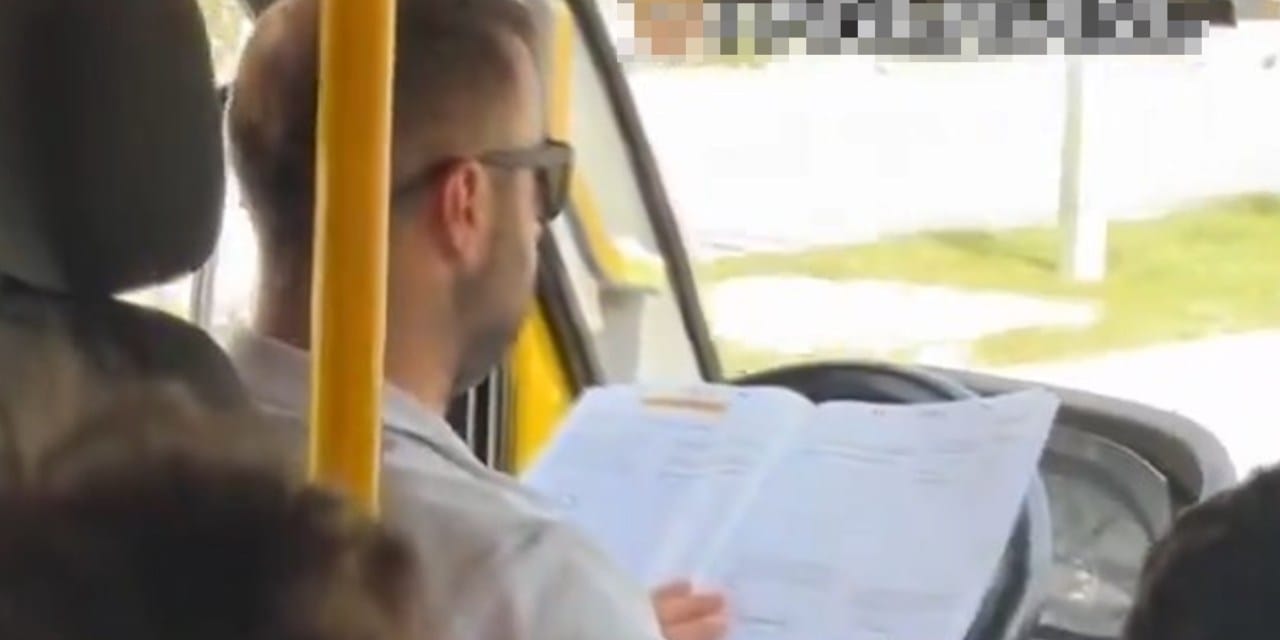 Direksiyon başında ders çalışan minibüs şoförünün işine son verildi