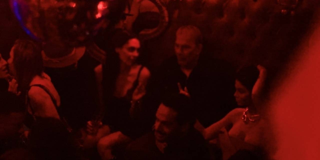 70 yaşındaki ünlü oyuncu gece kulübünde yine kadınla yakalandı