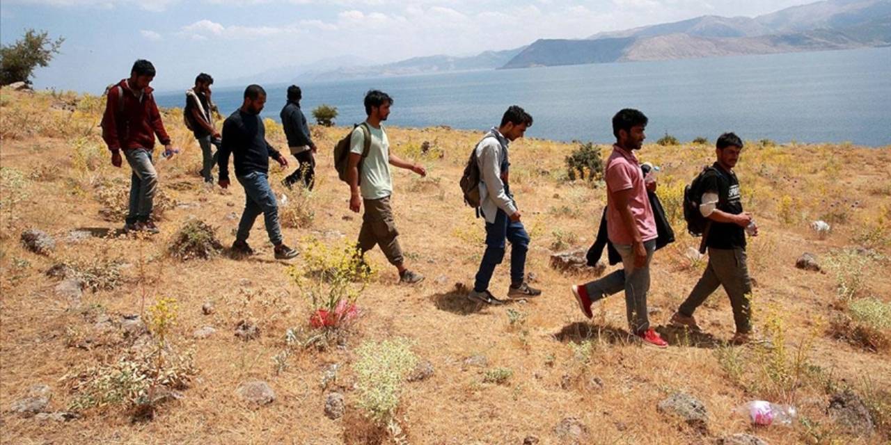 Kaçak göçmenlere ülkeyi terk etmeleri için verilecek parayı açıkladı
