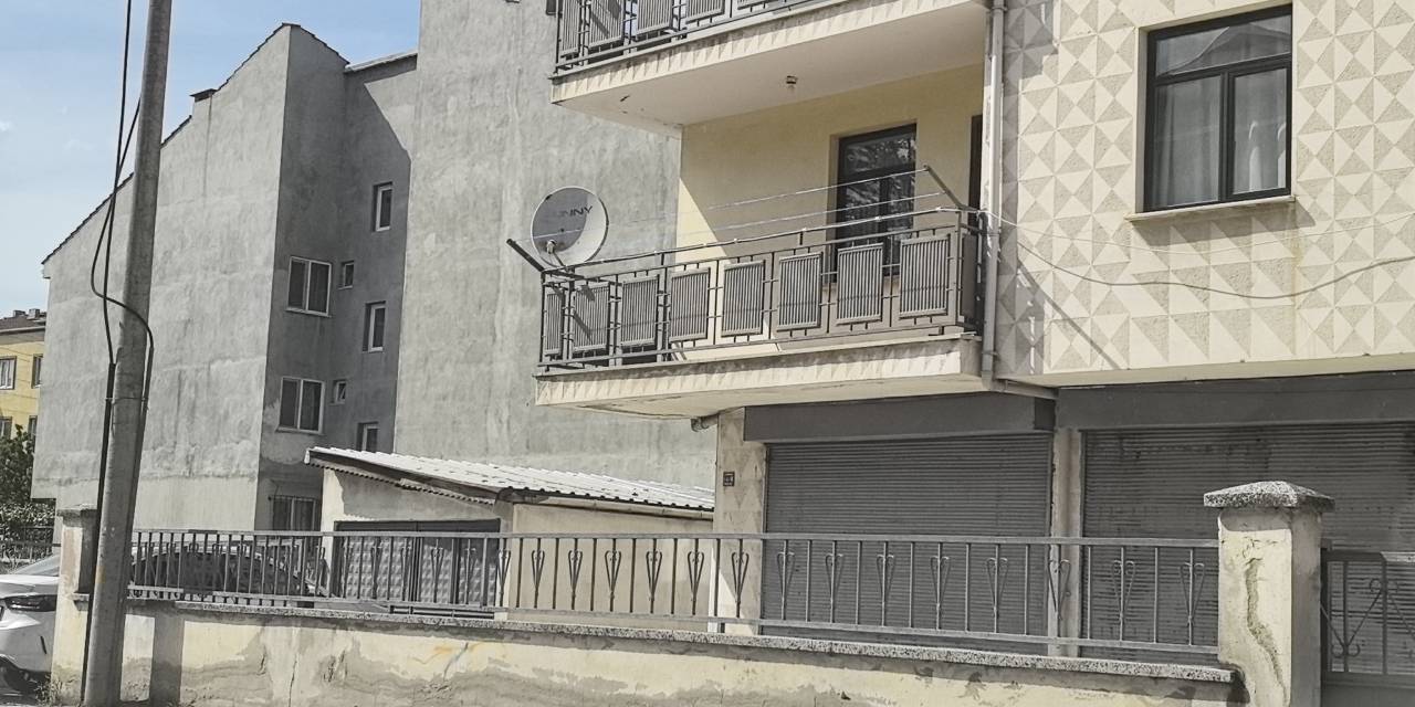 Oyun oynamak için balkona çıkan çocuk aşağıya düştü