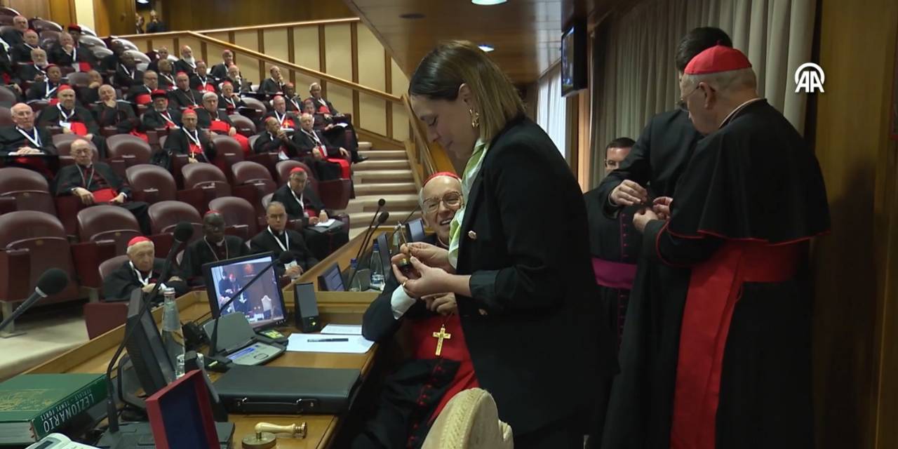 Papa Francis’in balıkçı yüzüğü ve kurşun mührü imha edildi