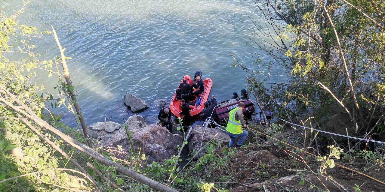 Arabasıyla baraj gölüne uçan sürücü hayatını kaybetti