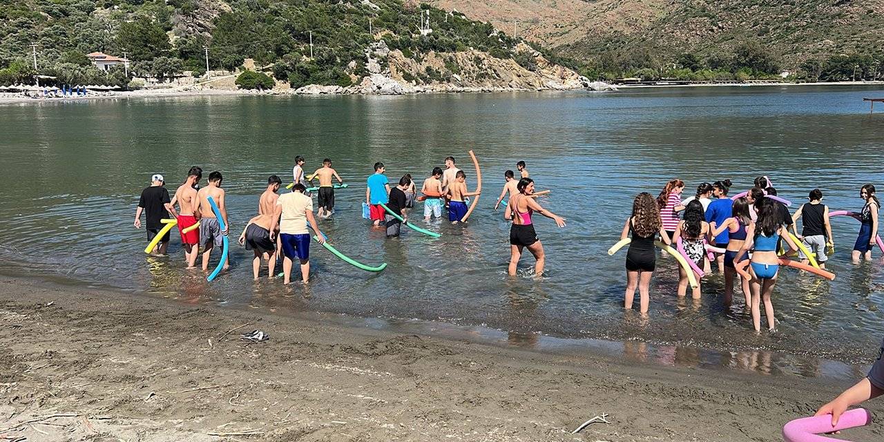 Depremzede çocuklar ilk kez denizle buluştu