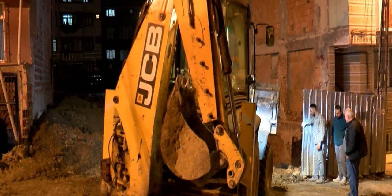 Bağcılar’da toprak kayması: Yana doğru eğilen bina boşaltıldı!