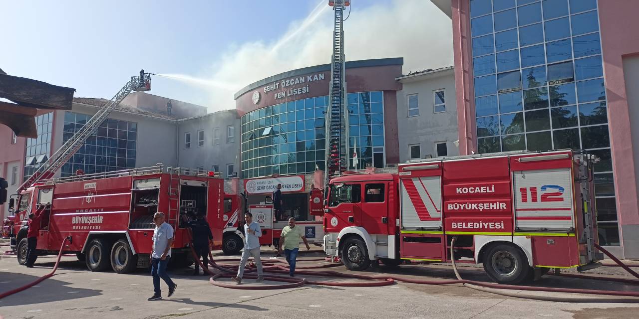 Kocaeli'de bir lisede korkutan yangın