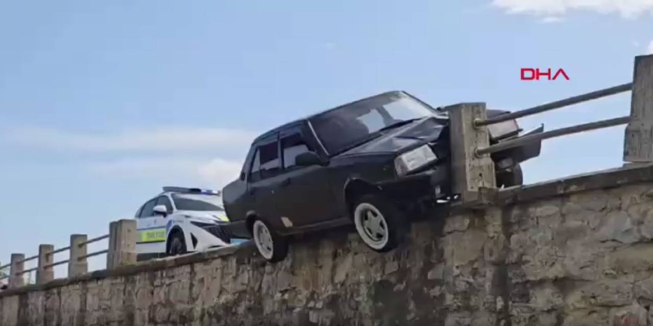 Köprü bariyerine çarpan otomobil asılı kaldı