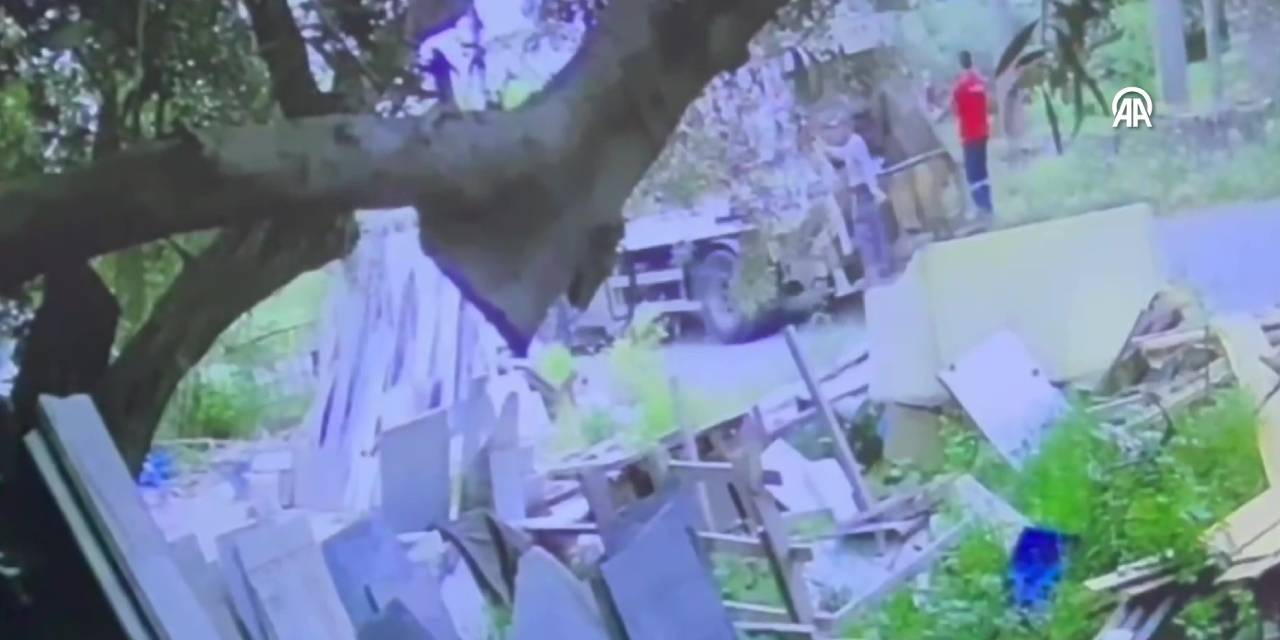 Temizlik işçisi iki kamyonun arasında kaldı